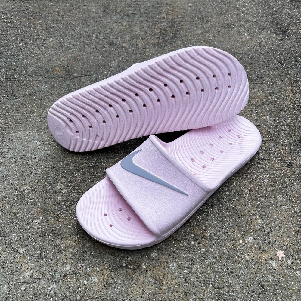 WMNS NIKE KAWA SHOWER SANDALS
SWOOSH LIGHT BUBBLE GUM BABY PINKS WATER ROSE